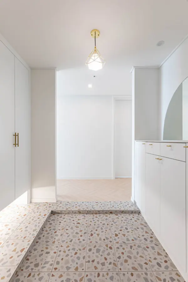 테라조 타일과 골드 포인트의 미니멀 현관